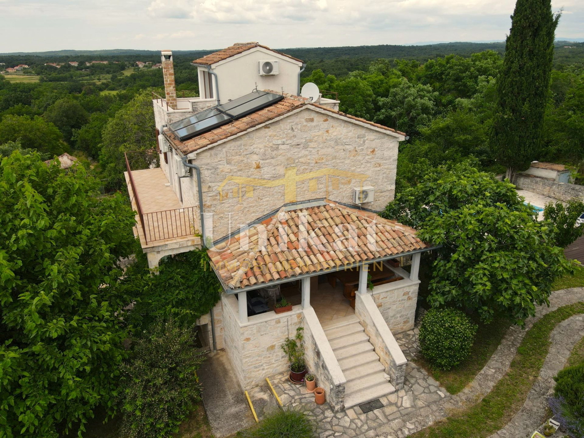 Casa in pietra ristrutturata con piscina